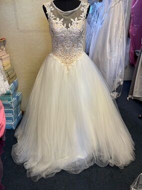 Ivory Ball Gown Prom Dress with Lace Appliqué Bodice